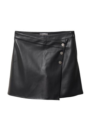 Jupe enveloppante en faux cuir noir avec un devant asymétrique et trois boutons-pression argentés sur le côté droit.