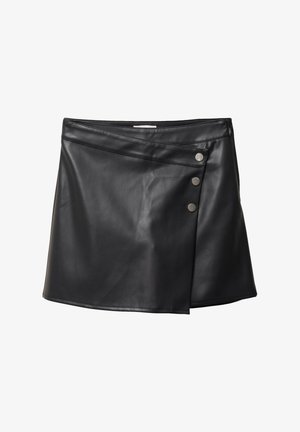 Sort faux læderwrap-nederdel med en asymmetrisk front og tre sølvfarvede trykknapper på højre side.