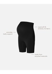 Zwarte geribde shorts gemaakt van gerecyclede materialen, met een stretchy stoffen ontwerp en een bovenband die ondersteuning biedt voor de buik.