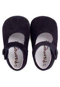 Scarpe Mary Jane in suede blu navy scuro con punta arrotondata, bordi scallop e chiusura con cinturino a bottone. Fodera interna morbida con branding stampato.