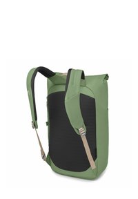 Sac à dos vert et noir avec des bretelles réglables, un design à rabat supérieur, un tissu texturé et un panneau arrière noir lisse.