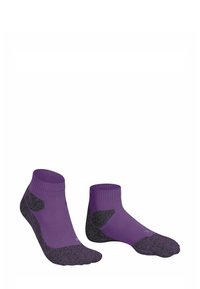 Paar lila-schwarzer, knöchelhoher Sportsocken, nebeneinander auf weißem Hintergrund gezeigt.