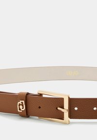 Cintura in pelle marrone con fibbia in metallo dorato. Presenta una superficie strutturata e dettagli del logo sul lato interno.
