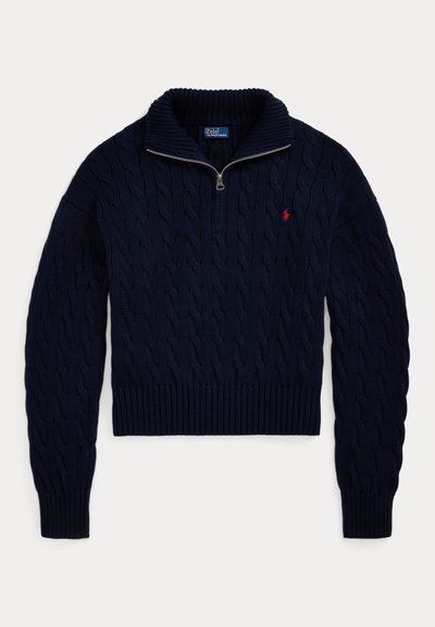 Donkerblauwe kabelgebreide trui met halve ritskraag en rood Polo Ralph Lauren-logo geborduurd op de borst.