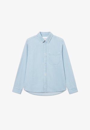 Gaiši zils krekls ar pogām, izgatavots no kokvilnas. Tam ir apkakle, garas piedurknes un viena krūšu kabata. Mīksta tekstūra ar gludu apdari.