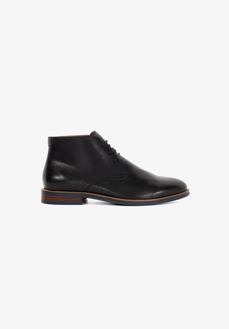 Bottines noires en cuir avec une texture lisse, bout rond et coutures discrètes. Elles présentent un petit talon empilé et un design à lacets.