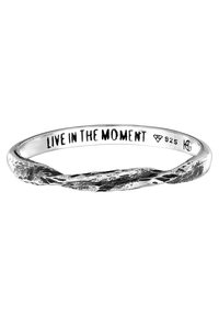 Srebrny pierścionek o skręconym wzorze, z grawerunkiem "ŻYJ CHWILĄ" wewnątrz. Materiał oznaczony jako srebro próby 925.