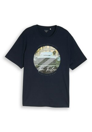 T-shirt bleu foncé à col rond, avec un graphisme circulaire de voiture vintage et la signature "Tom Tailor" au centre.
