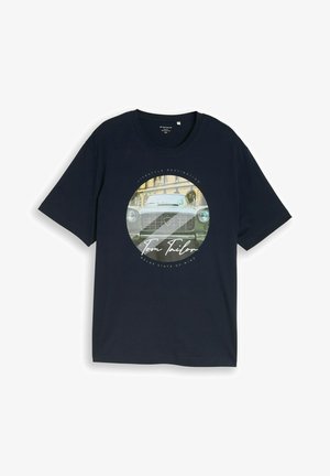 T-shirt bleu foncé à col rond, avec un graphisme circulaire de voiture vintage et la signature "Tom Tailor" au centre.