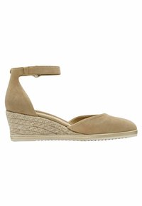 Zapato de cuña de ante beige con una correa en el tobillo, que presenta una textura de cuerda trenzada en el tacón y un diseño de puntera redondeada. Suela de goma plana.