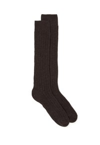 Ein Paar dunkelbraune, gerippte, knielange Socken flach auf einem weißen Hintergrund ausgelegt.