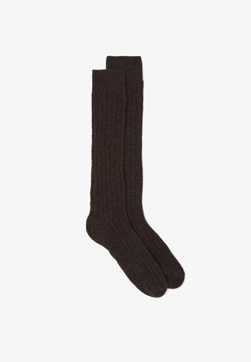 Une paire de chaussettes marron foncé, côtelées, arrivant au genou, posées à plat sur un fond blanc.