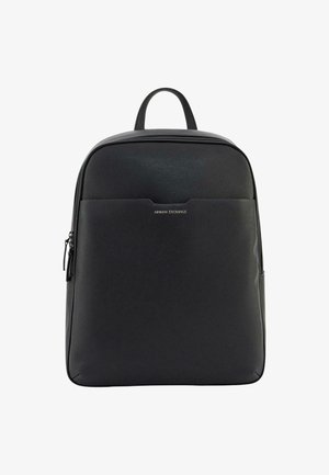 Mochila negra Armani Exchange con bolsillo delantero, asa superior y cierre de cremallera, fabricada con material texturizado.