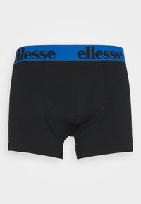 Svarta bomullboxershorts med ett blått elastiskt midjeband som har texten "ellesse" i svart. Slät textur och åtsittande design.