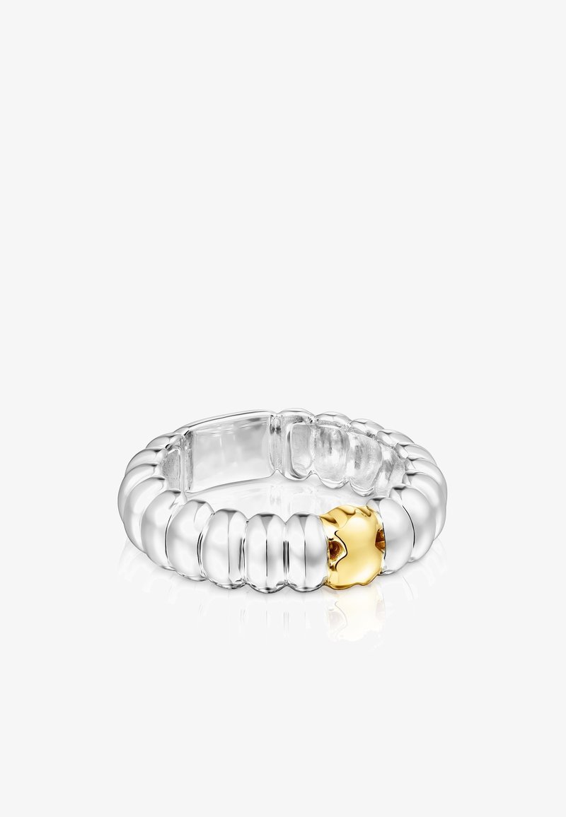 Anillo de plata con un diseño estriado y un acento de oro suave. La banda tiene un acabado brillante y una estructura flexible.
