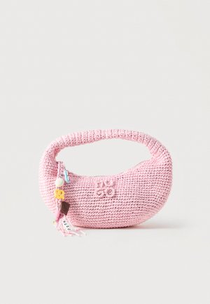 Petit sac à main rose crocheté avec une poignée arrondie, un logo en relief et des breloques décoratives multicolores suspendues à la fermeture éclair latérale.