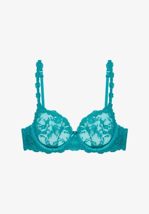 Sostén de encaje turquesa con aros y patrón floral, tirantes ajustables y un lazo decorativo en el centro. Tejido transparente y texturizado.