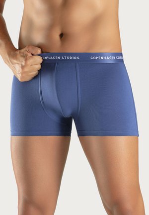 Herren Boxershorts in Marineblau mit schmalem Schnitt, elastischem Bund mit dem Aufdruck "Copenhagen Studios", glatter Textur und verlängerndem Design.