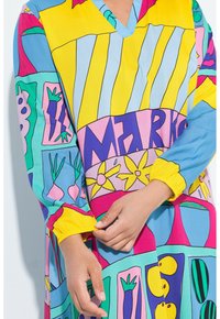 Vestido multicolor con escote en V, mangas largas con puños elásticos y un vibrante patrón geométrico de formas y flores.