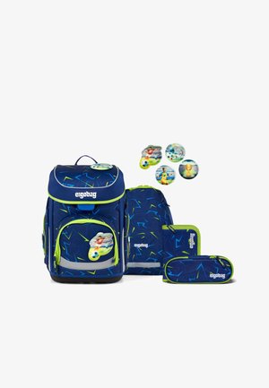 Blaues ergonomisches Rucksackset mit grünen Akzenten, sternförmiges Design, enthält Rucksack, Federmäppchen und Geldbörse, mit abnehmbaren runden Abzeichen.