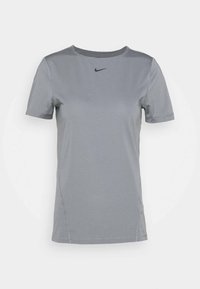T-shirt de sport gris à manches courtes en matériau léger, avec un col rond et un petit logo Nike noir sur la poitrine.