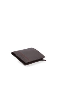 Portafoglio in pelle marrone con una trama liscia, chiusura con zip e un sottile accento rosso lungo il bordo. Design compatto e rettangolare.