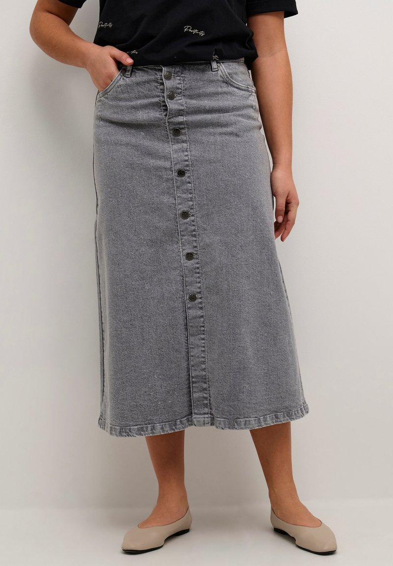 Siva denim midi krila z zapiranjem na gumb spredaj, stranskimi žepe in ravno krojem. Ima subtilno teksturo in zaključeni rob.