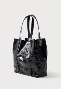 Tote torba z vzorcem krokodila v črni barvi z sijočo površino, z dvema dolgima ročajema in prostorno notranjostjo. Preprost, strukturiran dizajn.