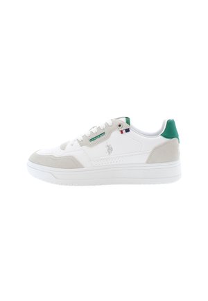 Zapatilla blanca con acentos de ante gris, talón verde y detalles perforados. Presenta cierre de cordones y suela de goma.
