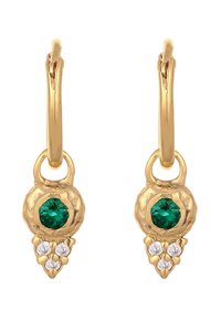 Guld hoops øreringe med en rund smaragdsten og tre små diamanter i bunden, med et struktureret, afrundet design.