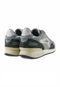 Graue und schwarze Sneakers aus Wildleder und Mesh, mit einer gepolsterten Sohle und Branding auf der Ferse in Hellgrau.