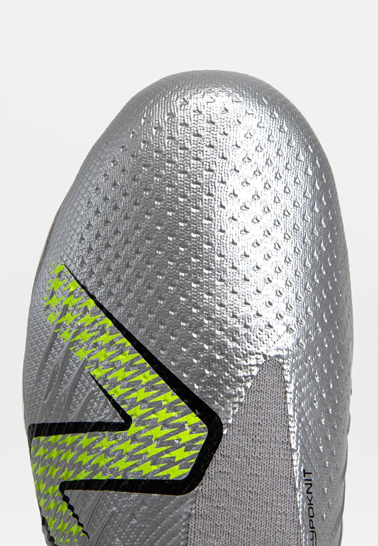 Fußballschuhe für festen Untergrund