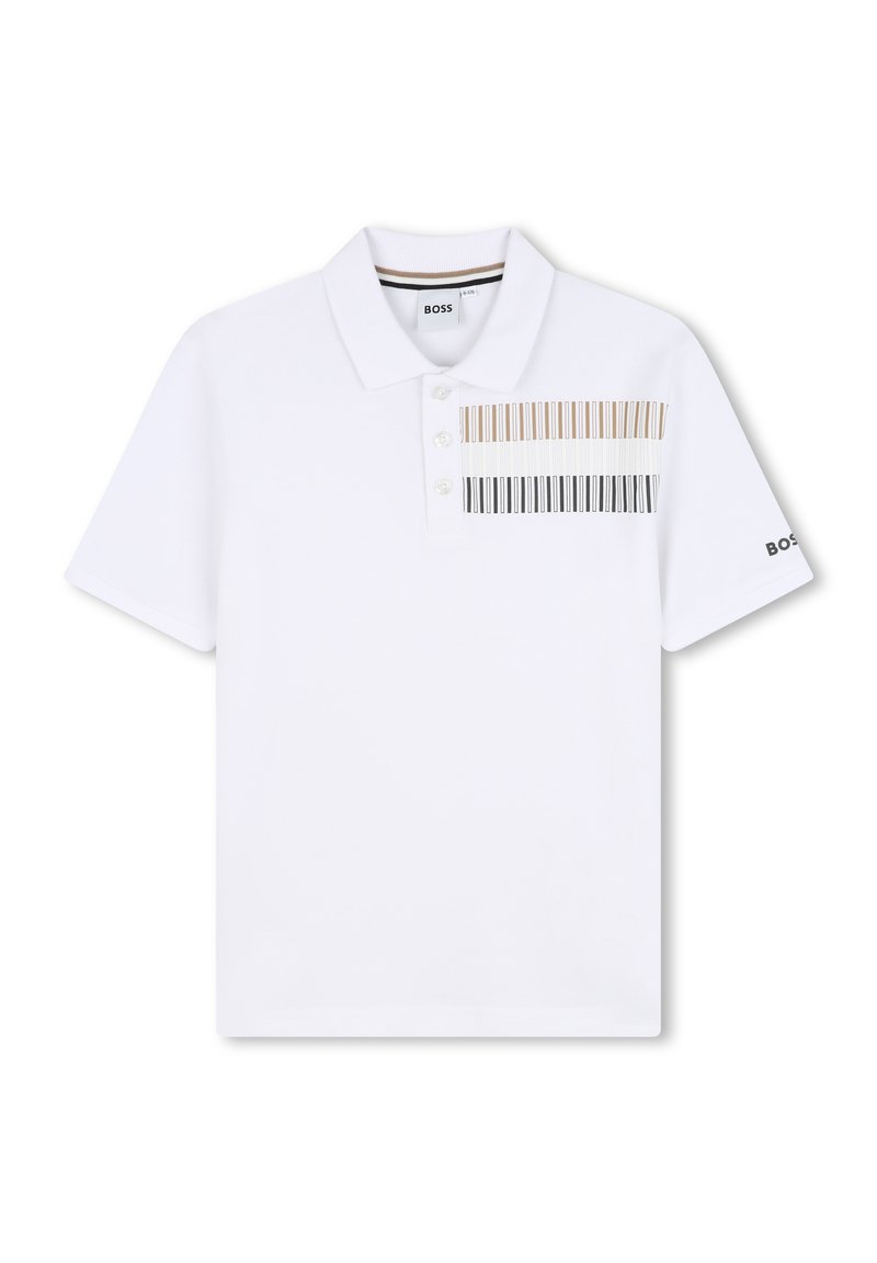 Bílá polo košile s čtyřtlačítkovou lištou, s pruhovaným vzorem v béžové, černé a bílé barvě na hrudi. Logo BOSS na rukávu.