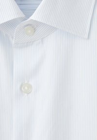 Chemise blanche avec fines rayures verticales bleues, dotée de boutons en plastique transparent et d'un col pointu.