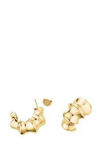 Gouden, stevige hoepeloorbellen met een golvende, sculpturale vorm en een gepolijste textuur. Beschikt over een studpost met een ronde achterkant met logo.