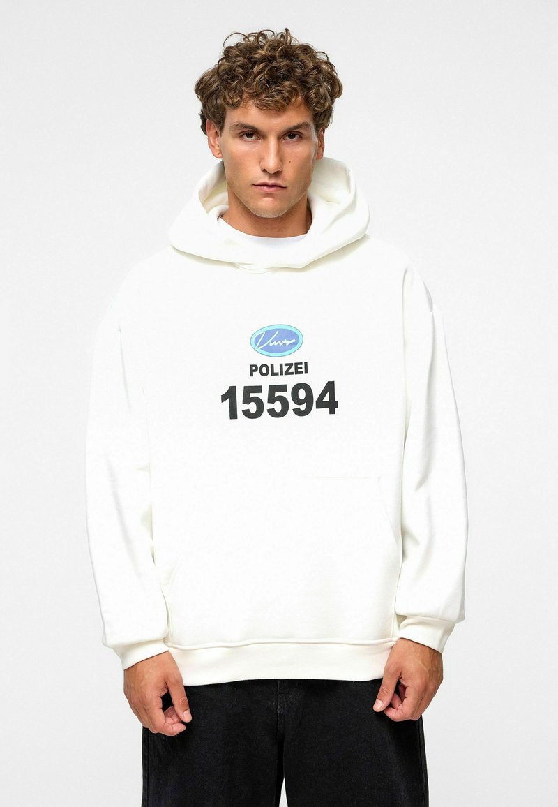 Witte hoodie met een groot zwart "15594" en blauw "Polizei" logo op de voorkant. De stof lijkt zacht met een comfortabele pasvorm en een buidelzak.
