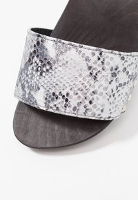 Sanita Zoccoli - silver-coloured