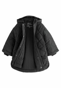 Cappotto nero trapuntato con cappuccio, dotato di chiusure a scatto, maniche larghe e superficie texture. Interno in semplice tessuto nero.