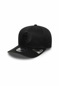 Cappello nero in tessuto con un logo ricamato rotondo che presenta la scritta "PARIGI" e un elemento di design. Caratterizzato da una visiera piatta e chiusura snapback.