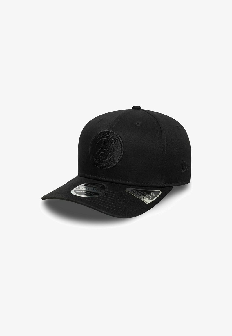 Cappello nero in tessuto con un logo ricamato rotondo che presenta la scritta "PARIGI" e un elemento di design. Caratterizzato da una visiera piatta e chiusura snapback.