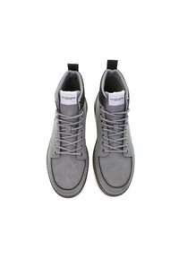 Pár šedých kotníkových bot U.S. Polo Assn. se šněrováním, s černými poutky a kontrastním prošíváním na bílém pozadí.