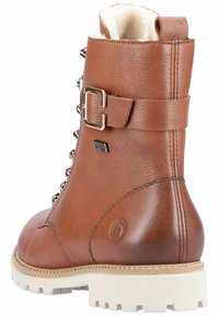 Czarne skórzane botki za kostkę z teksturowanym wykończeniem, metalowym zapięciem, futrzanym podszyciem i masywną białą gumową podeszwą. Klasyczny wzór na sznurowanie.