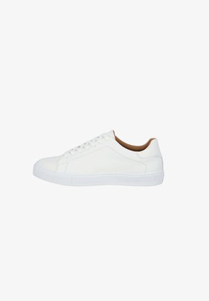 Witte leren sneaker met een gladde afwerking, ronde neus, vlakke witte rubberen zool en contrasterend tan interieur. Bevat zes oogjes voor veters.