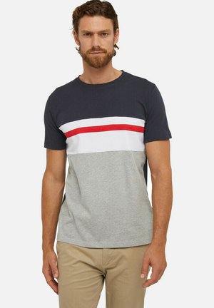 T-shirt da uomo in cotone navy, grigio e bianco. Presenta strisce orizzontali rosse e bianche sul petto. Collo a giro e maniche corte.