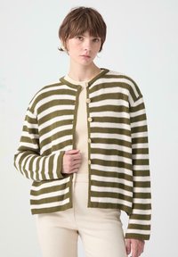 Stickad grön och vit randig cardigan med ribbad textur, rund halsringning och fyra knappar fram. Långa ärmar, avslappnad passform.