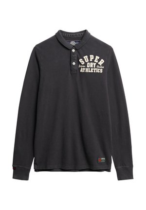 Długosleeve polo w ciemnoszarym bawełnianym materiale. Posiada kołnierzyk, zapięcie na dwa guziki oraz grafikę "SUPER DRY ATHLETICS" w kolorze kremowym.