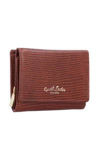 Portefeuille en cuir brun texturé avec un motif crocodile, doté d'un logo de marque doré. Compact, avec une fermeture éclair sur un côté.
