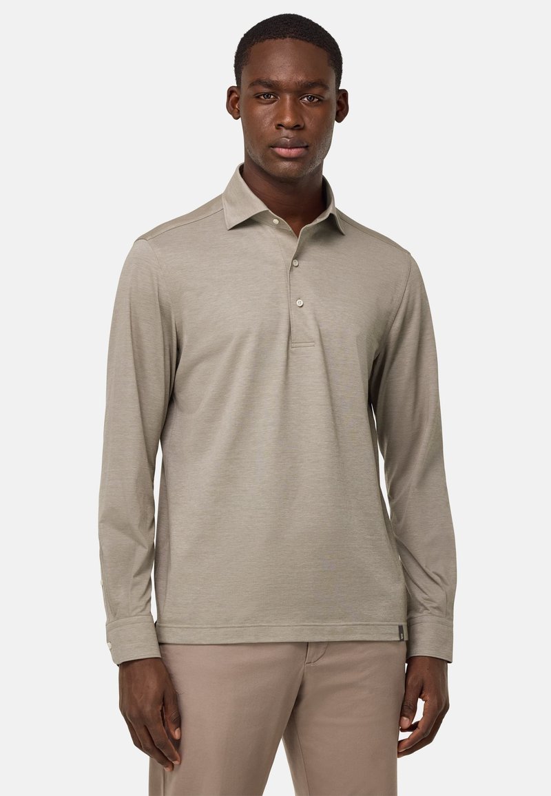 Khaki dlhý rukáv polo tričko vyrobené z mäkkej látky, s golierom a zapínaním na tri gombíky. Zdobené jemným logom pri leme.