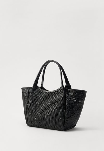 Borsa tote intrecciata nera con finitura texturizzata, dotata di manici neri lisci e di un'ampia apertura. Design semplice senza accenti o pattern visibili.