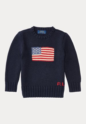 Marineblauer Strickpullover mit strukturiertem Gewebe, der ein rot-weiß-blaues Design der Flagge der Vereinigten Staaten auf der Vorderseite sowie gerippte Bündchen und Saum aufweist.